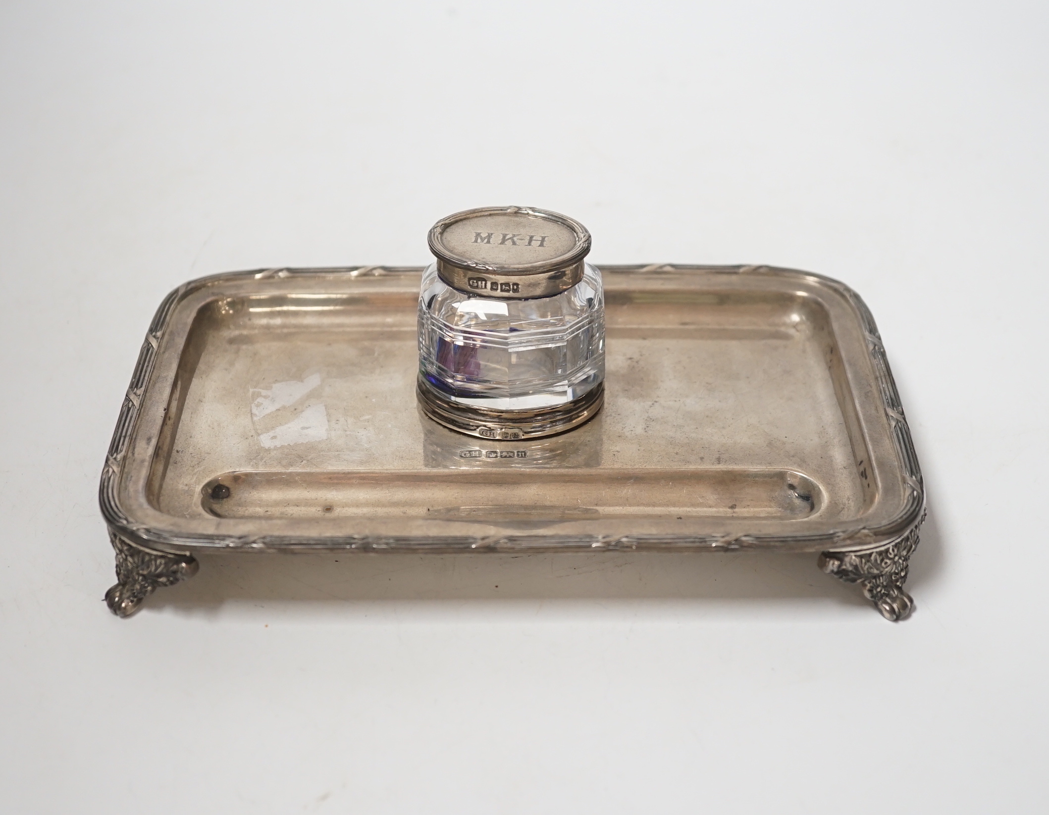 An Edwardian silver rectangular inkstand, with single mounted glass well, George Howson, Sheffield, 1903/5, 20cm, base, 11oz.